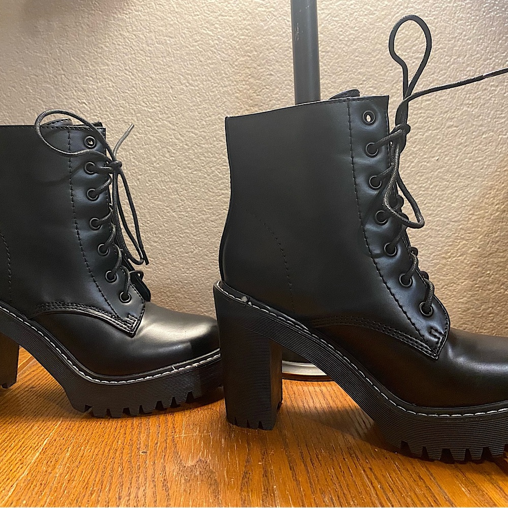 Madden girl size 7 boots in black. Like new condition